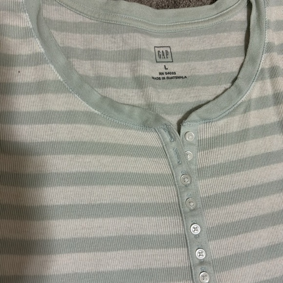 Gap top NWOT - Picture 3 of 3
